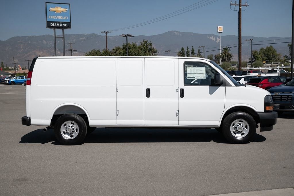2025 Chevrolet Express Cargo WT
