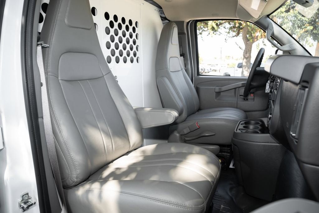 2025 Chevrolet Express Cargo WT