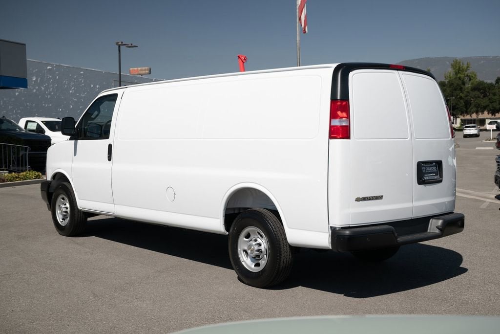 2025 Chevrolet Express Cargo WT